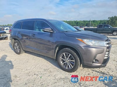 Czwarte zdjęcie samochodu z boku: 2018 TOYOTA HIGHLANDER XLE VIN:5TDJZRFH5JS525064 - miniatura