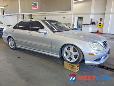 Czwarte zdjęcie samochodu z boku: 2004 MERCEDES-BENZ S 500 VIN:WDBNG75J54A403594 - miniatura