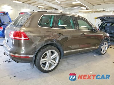 Trzecie zdjęcie samochodu z tyłu: 2017 VOLKSWAGEN TOUAREG EXECUTIVE VIN:WVGGF7BP4HD002687 - miniatura
