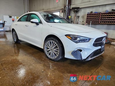 Czwarte zdjęcie samochodu z boku: 2025 MERCEDES-BENZ CLA 250 4MATIC VIN:W1K5J4HB3SN519345 - miniatura