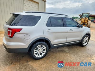 Trzecie zdjęcie samochodu z tyłu: 2017 FORD EXPLORER XLT VIN:1FM5K7D85HGC17518 - miniatura