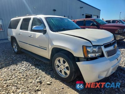 Czwarte zdjęcie samochodu z boku: 2011 CHEVROLET SUBURBAN K1500 LTZ VIN:1GNSKKE39BR285904 - miniatura