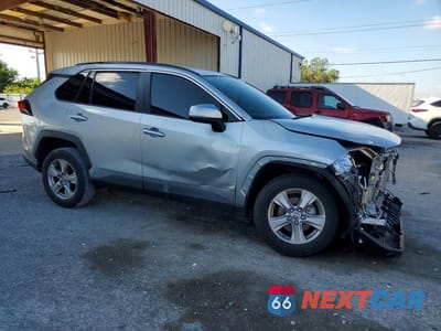 Czwarte zdjęcie samochodu z boku: 2023 TOYOTA RAV4 XLE VIN:2T3W1RFV0PW257700 - miniatura