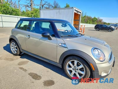 Czwarte zdjęcie samochodu z boku: 2008 MINI COOPER S VIN:WMWMF73598TT90233 - miniatura