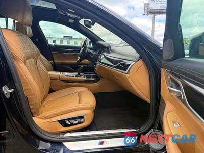 Piąte zdjęcie samochodu w środku: 2017 BMW 750 XI VIN:WBA7F2C51HG421483 - miniatura
