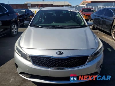 Piąte zdjęcie samochodu w środku: 2017 KIA FORTE LX VIN:3KPFL4A76HE117007 - miniatura