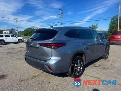 Czwarte zdjęcie samochodu z boku: 2022 TOYOTA HIGHLANDER XLE VIN:5TDGZRBH6NS174915 - miniatura