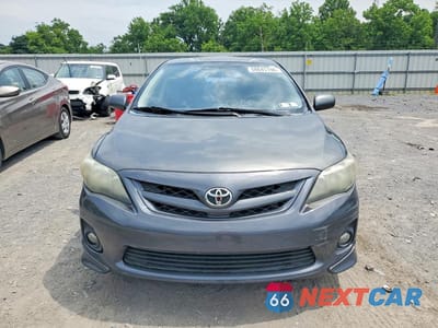 Piąte zdjęcie samochodu w środku: 2013 TOYOTA COROLLA S VIN:2T1BU4EEXDC008045 - miniatura