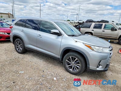 Czwarte zdjęcie samochodu z boku: 2019 TOYOTA HIGHLANDER XLE VIN:5TDKZRFH3KS331137 - miniatura