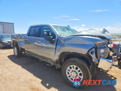 Czwarte zdjęcie samochodu z boku: 2025 CHEVROLET SILVERADO K3500 LT VIN:1GC4KTEY8SF251828 - miniatura