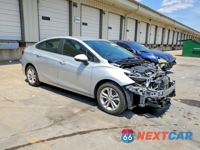Czwarte zdjęcie samochodu z boku: 2019 CHEVROLET CRUZE LT VIN:1G1BE5SM3K7100877 - miniatura