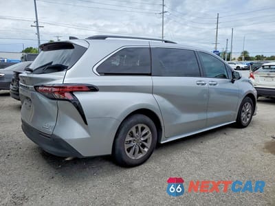 Trzecie zdjęcie samochodu z tyłu: 2021 TOYOTA SIENNA XLE VIN:5TDYRKEC8MS055368 - miniatura