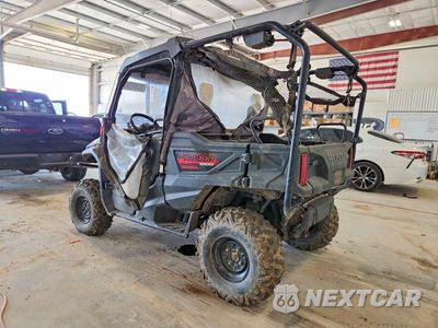 Trzecie zdjęcie samochodu z tyłu: 2018 HONDA PIONEER 1000 UTILITY VEHICLE VIN:1HFVE0409J4202272 - miniatura