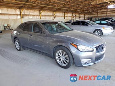 Czwarte zdjęcie samochodu z boku: 2019 INFINITI Q70 3.7 LUXE VIN:JN1BY1AP9KM505410 - miniatura