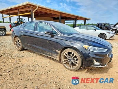Czwarte zdjęcie samochodu z boku: 2020 FORD FUSION TITANIUM VIN:3FA6P0D91LR174619 - miniatura