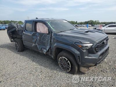 Czwarte zdjęcie samochodu z boku: 2025 TOYOTA TACOMA TRD SPORT HV VIN:3TYLC5LN1ST021632 - miniatura