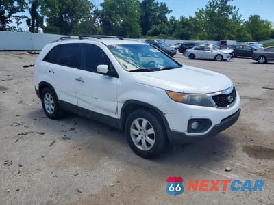 Czwarte zdjęcie samochodu z boku: 2011 KIA SORENTO LX VIN:5XYKT4A18BG130197 - miniatura