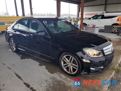Czwarte zdjęcie samochodu z boku: 2013 MERCEDES-BENZ C 250 VIN:WDDGF4HBXDR298476 - miniatura