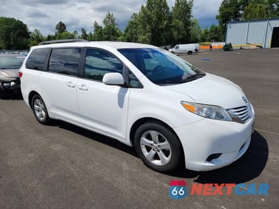 Czwarte zdjęcie samochodu z boku: 2015 TOYOTA SIENNA LE VIN:5TDKK3DC3FS619545 - miniatura