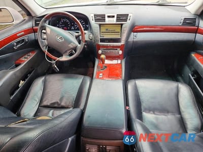 Zdjęcie 8 z 12 samochodu: 2011 LEXUS LS 460 VIN:JTHBL5EF3B5103492 - miniatura