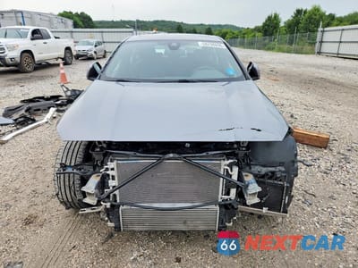 Piąte zdjęcie samochodu w środku: 2024 BMW 228XI VIN:WBA73AK09R7R13009 - miniatura