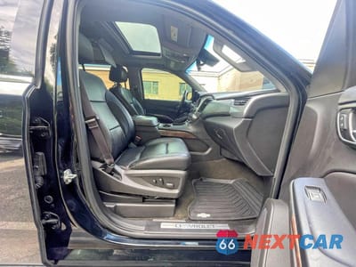 Piąte zdjęcie samochodu w środku: 2017 CHEVROLET SUBURBAN K1500 LT VIN:1GNSKHKC4HR251367 - miniatura