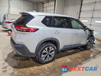 Trzecie zdjęcie samochodu z tyłu: 2021 NISSAN ROGUE SV VIN:5N1AT3BB0MC767858 - miniatura