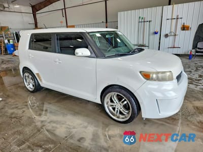 Czwarte zdjęcie samochodu z boku: 2008 TOYOTA SCION XB VIN:JTLKE50E081014607 - miniatura