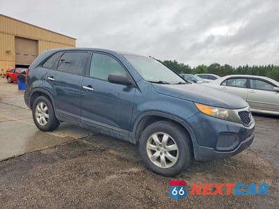 Czwarte zdjęcie samochodu z boku: 2011 KIA SORENTO VIN:5XYKT3A1XBG148713 - miniatura