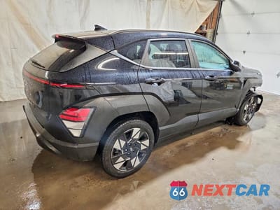 Trzecie zdjęcie samochodu z tyłu: 2024 HYUNDAI KONA SEL VIN:KM8HC3AB6RU039222 - miniatura
