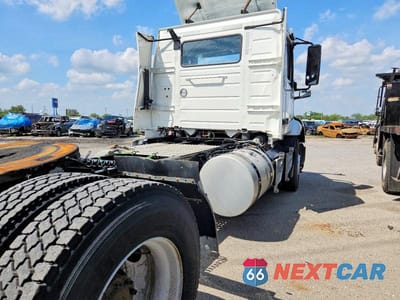 Czwarte zdjęcie samochodu z boku: 2023 VOLVO VNR SEMI TRUCK VIN:4V4W39EH8PN334654 - miniatura