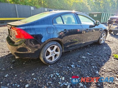 Trzecie zdjęcie samochodu z tyłu: 2013 VOLVO S60 T5 VIN:YV1612FH3D2209267 - miniatura