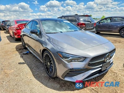 Czwarte zdjęcie samochodu z boku: 2025 MERCEDES-BENZ CLA 250 4MATIC VIN:W1K5J4HBXSN533663 - miniatura