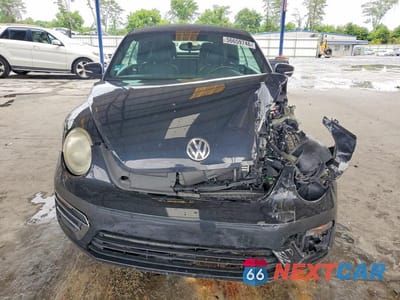 Piąte zdjęcie samochodu w środku: 2018 VOLKSWAGEN BEETLE S VIN:3VW5DAATXJM512014 - miniatura