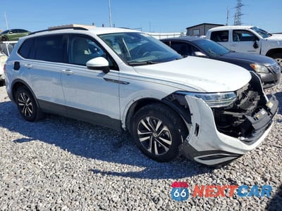 Czwarte zdjęcie samochodu z boku: 2024 VOLKSWAGEN TIGUAN SE R-LINE BLACK VIN:3VVFB7AX1RM181680 - miniatura
