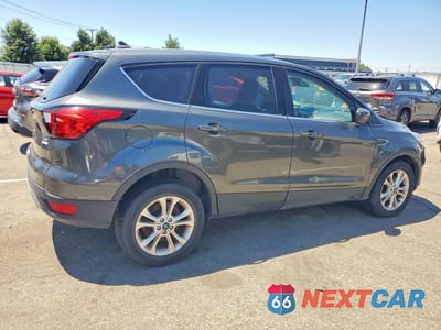 Trzecie zdjęcie samochodu z tyłu: 2019 FORD ESCAPE SE VIN:1FMCU0GDXKUB11477 - miniatura
