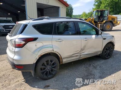 Trzecie zdjęcie samochodu z tyłu: 2018 FORD ESCAPE SE VIN:1FMCU9GD6JUC43395 - miniatura