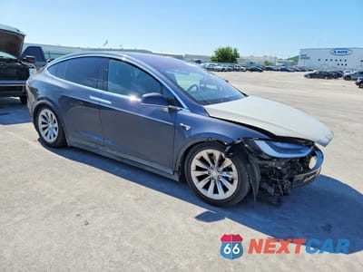 Czwarte zdjęcie samochodu z boku: 2018 TESLA MODEL X VIN:5YJXCAE20JF112872 - miniatura