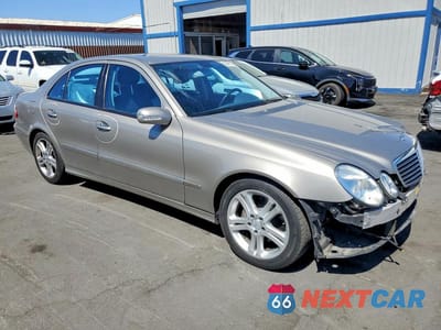Czwarte zdjęcie samochodu z boku: 2005 MERCEDES-BENZ E 500 VIN:WDBUF70JX5A728488 - miniatura