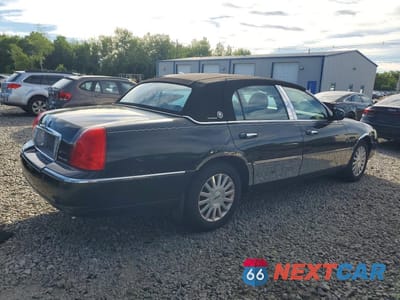 Trzecie zdjęcie samochodu z tyłu: 2004 LINCOLN TOWN CAR EXECUTIVE VIN:1LNHM81W14Y660527 - miniatura