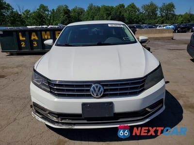 Piąte zdjęcie samochodu w środku: 2018 VOLKSWAGEN PASSAT S VIN:1VWAA7A30JC016604 - miniatura