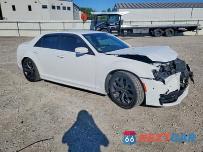 Czwarte zdjęcie samochodu z boku: 2021 CHRYSLER 300 S VIN:2C3CCABG1MH660784 - miniatura