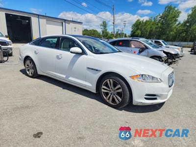 Czwarte zdjęcie samochodu z boku: 2012 JAGUAR XJL VIN:SAJWA2GB2CLV37256 - miniatura