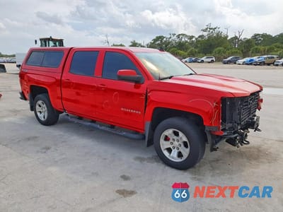 Czwarte zdjęcie samochodu z boku: 2018 CHEVROLET SILVERADO K1500 LT VIN:3GCUKREC1JG357929 - miniatura