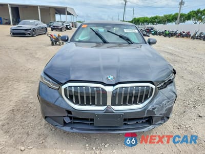 Piąte zdjęcie samochodu w środku: 2024 BMW 530 XI VIN:WBA53FJ04RCS08342 - miniatura