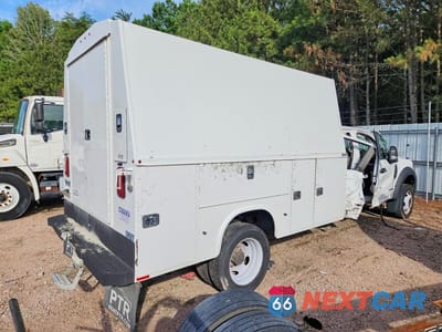 Trzecie zdjęcie samochodu z tyłu: 2022 FORD F550 SUPER DUTY UTILITY / SERVICE TRUCK VIN:1FD0W5HT6NEC71015 - miniatura
