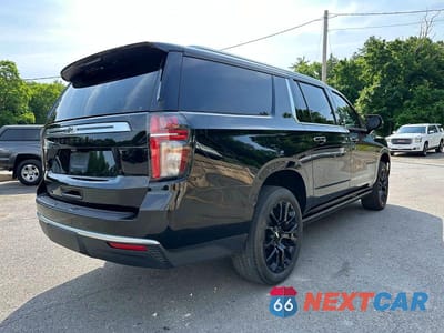 Trzecie zdjęcie samochodu z tyłu: 2022 CHEVROLET SUBURBAN K1500 HIGH COUNTRY VIN:1GNSKGKT8NR304254 - miniatura