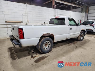 Trzecie zdjęcie samochodu z tyłu: 2005 CHEVROLET SILVERADO K1500 VIN:1GCEK14V45Z266233 - miniatura