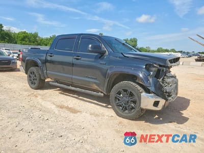 Czwarte zdjęcie samochodu z boku: 2018 TOYOTA TUNDRA CREWMAX SR5 VIN:5TFDW5F19JX724842 - miniatura