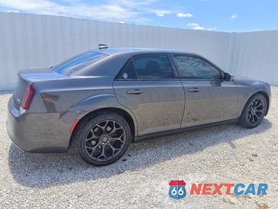 Trzecie zdjęcie samochodu z tyłu: 2019 CHRYSLER 300 S VIN:2C3CCABG1KH654206 - miniatura